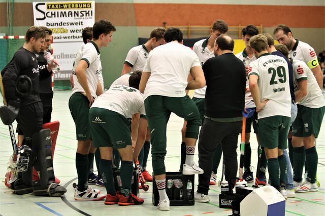 Auszeit: Trainer Omar Schlingemann gibt letzte Anweisungen.