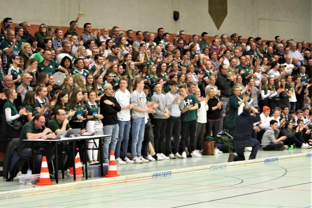 Die Fans freuen sich auf das Viertelfinalspiel.