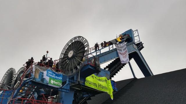 Rund 150 Aktivist*innen von Ende Gelände und DeCOALonize Europe besetzen seit halb acht Uhr das Kohlekraftwerk Datteln 4. Denn wir werden es nicht zulassen, dass im Jahr 2020 noch ein weiteres Kohlekraftwerk ans Netz geht. Wir werden um gegen Datteln 4 kämpfen, wie wir um den Hambacher Forst gekämpft haben.