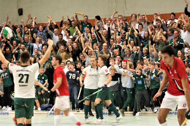 Jubel bei Spielern und Fans nach dem Einzug ins Halbfinale um die Deutsche Hallenhockey-Meisterschaft.