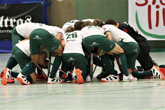 Das Team des HTC Uhlenhorst schwört sich auf die Partie ein.