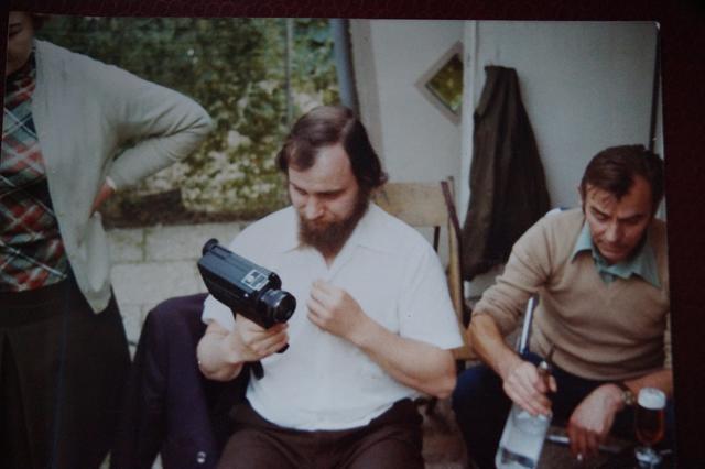 David Fletcher (Mitte) im Kleingarten der Familie Mollek in Brackel.