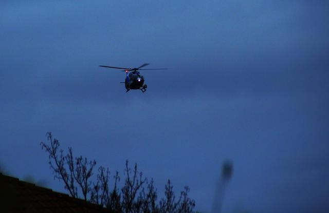 Unterstützt erneut seit kurz vor neun heute morgen die Suche nach dem vermissten Kind in Menden: ein Hubschrauber mit Wärmebildkamera über der Hönne.