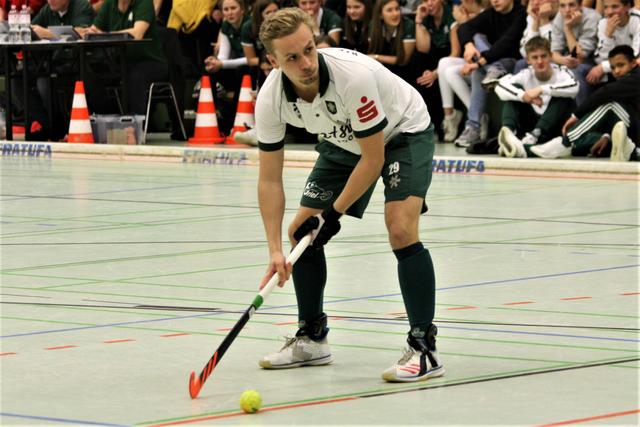 Malte Hellwig konzentriert sich bei einem 7-Meter.