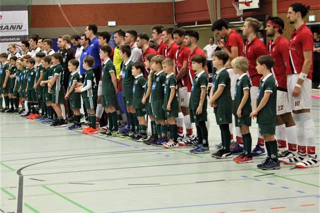 Die Mannschaften werden dem Publikum vorgestellt.