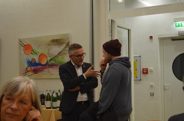 Oliver Kern mit einem jüngeren Mitglied der SPD Holsterhausen im Gespräch. Der angehende Erzieher Jonas Schramm tauscht sich mit dem AWO-Geschäftsführer Oliver Kern über die Mängel der Ausbildung aus.