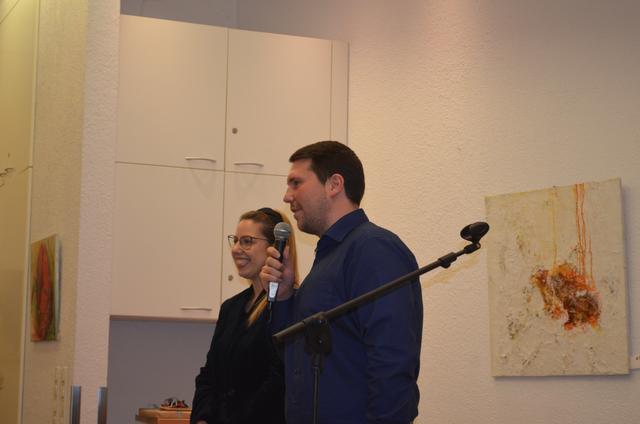 SPD-Ratsfrau Julia Jankovic und der stellvertretende Vorsitzende Alexander Nolte begrüßten die Gäste aus der SPD und aus den Vereinen und Initiativen Holsterhausens.