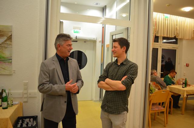 Der Neujahrsempfang der SPD Holsterhausen bietet den unterschiedlichen Gästen ins Gespräch zu kommen, wie hier Harry Hagen, Initiative Wir-sind-Holsterhausen, und Stefan Kohlmann, einer der Initiatoren des Fachgeschäfts für Stadtwandel.