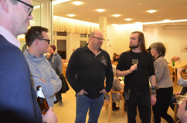 Das Gespräch untereinander hat einen hohen Stellenwert in der SPD Holsterhausen. Gerade beim Neujahrsempfang kann man sehen und spüren, wie wichtig die Kommunikation innerhalb eines Ortsvereins ist. Hauptkassierer Thomas Wolters, Reimund Danielczik und Medienbeauftragter Oliver Kann im angeregten Gedankenaustausch.