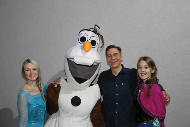 Veranstalter Tobias Kortmann mit Elsa, Anna und Schneemann Olaf.