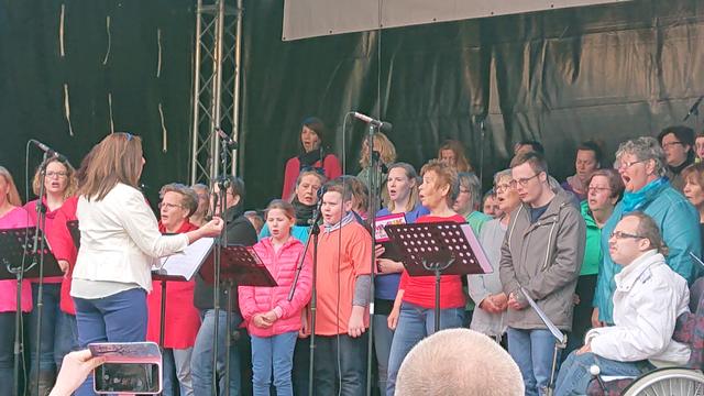 Mehrere Auftritte im Jahr gehören zum Programm des Chores. Traditionell eröffnen die Mitglieder immer mit ihrem Auftritt den Barbaramarkt in der Altsiedlung.
