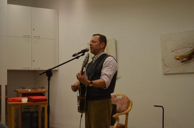 Marcus Juchem gab bei seinem musikalischen Vortrag passend zum Thema Lieder aus den 1920er Jahren zum Besten.
