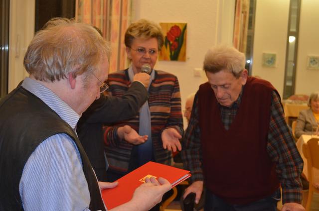 Für 50 Jahre Treue zur SPD ehrten Oliver Kern und Benno Justfelder die Genossin Brigitte Merten und den Genossen Wilfried Löhning.