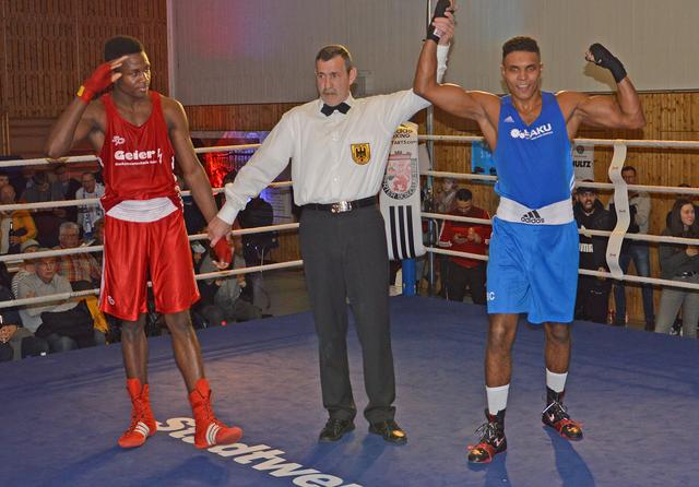 Sieg nach Punkten für Anas Al-Abid (rechts) vom Velberter Box-Club, sein Gegner in der 75-Kilogramm-Klasse war Abdoul Boni vom Boxteam Hessen.