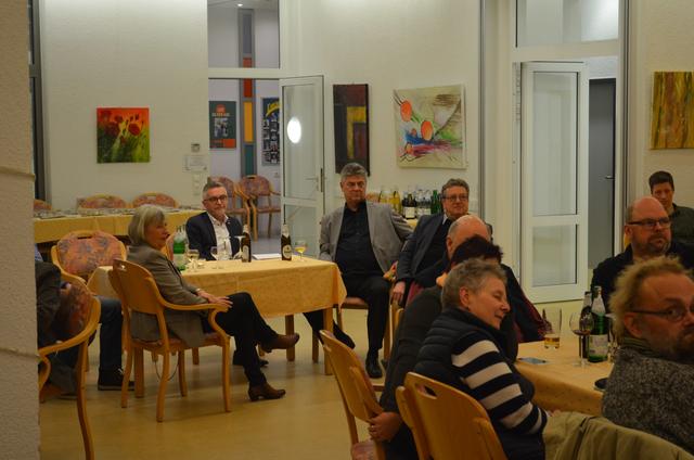 Im Hintergrund an einem Tisch versammelt: v.l.) Jutta Pentoch, SPD-Ratsfrau aus Frohnhausen, Oliver Kern, Harry Hagen und Bezirksbürgermeister Klaus Persch.