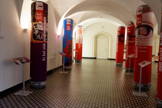 Im Foyer des Haus der Essener Geschichte ist bis zum 05. März 2020 die aus 14 luftgefüllten Säulen bestehende Ausstellung „100 Jahre AWO Niederrhein“ zu besichtigen.