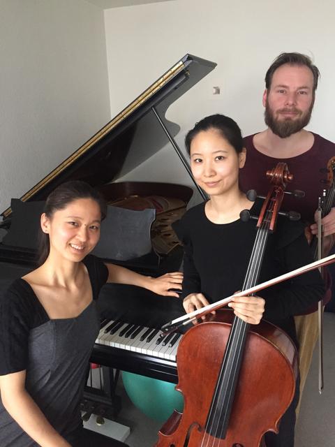 ASA MORI, Klavier
JIRI KUBECEK, Violine
AIKI MORI, Violoncello