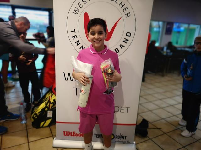 Im Finale der NRW-Meisterschaften in der U11 Konkurrenz gewann Ilian Mechbal (Bild) in einem hochklassigen Match gegen den Verbandsmeister des Westfälischen Tennisverbandes, Marlon Menzler vom TC Herford.