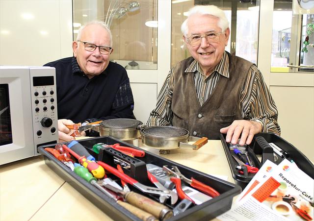Ehrenamtler Lothar Stapfer (rechts) mit seinem Kollegen Manfred Buchholz im Reparaturcafé.