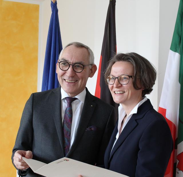 Jubilarehrung im Dienstzimmer von NRW-Ministerin Ina Scharrenbach.