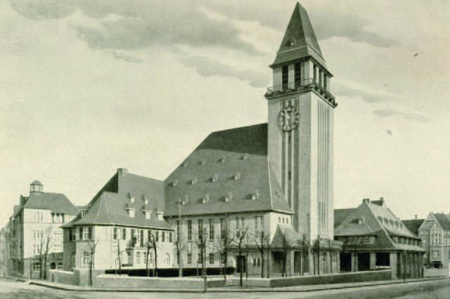 Der Gruppenbau der Apostelkirche im Jahr der Einweihung: 1913.
