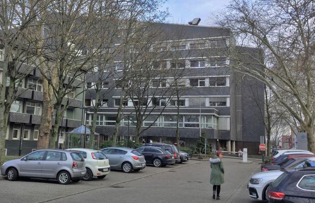Marienhospital am Karlsplatz in Altenessen: Ein neues hochmodernes Grosskrankenhaus mit dreistelligem Millioneninvestment für den Essener Norden schien mit den Plänen der katholischen Contilia-Krankenhaus in greifbarer Nähe. Jetzt könnte alles wieder auf Null gesetzt werden. Niemand weiss, wie lange ein neuer Käufer sich Zeit lassen wird, bevor dann endgültige Entscheidungen über Neubau oder Weitermachen in alten Gebäuden sowohl in Altenessen, Borbeck und Stoppenberg anstehen.