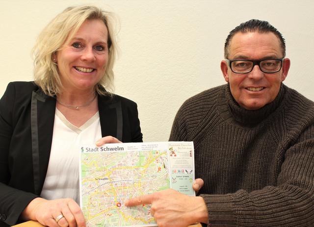 Claudia Lipka, Stadtmarketing Schwelm, und Achim Borgschulze, JoBo-Event-Agentur, freuen sich auf die Marktschreier vom 14. bis 16. Februar auf dem Märkischen Platz. Foto: Pielorz