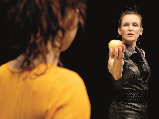 Die zwei Schauspielerinnen wechseln in dem Bühnenstück immer wieder von der Märchenwelt in ihre eigene reale Welt.
Foto: Katrin Schander