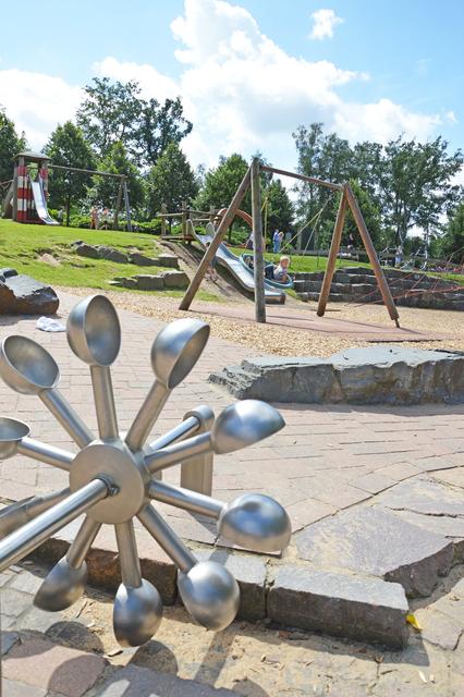 Der Wasserspielplatz im Herminghauspark wird von vielen Familien gerne aufgesucht. Dass hier alles in Schuss bleibt, ist neben den Technischen Betrieben Velbert vor allem der Sparkassenstiftung zu verdanken.
