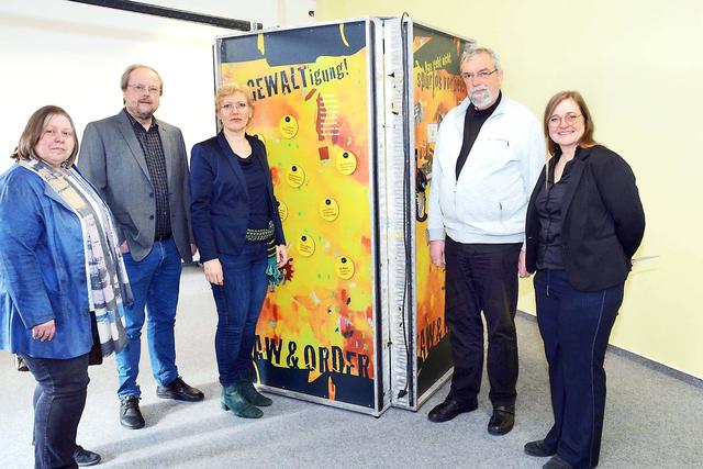 Bei der Eröffnung der Ausstellung sprachen Schul- und Jugenddezernentin Daniela Schneckenburger (3.v.l.) und der Vorsitzende des Ausschusses für Kinder, Jugend und Familie, Friedhelm Sohn (2.v.r.) hier mit Lydia Wolfert (l.), Alfred Hennekempe, und Verena Fernabdes dos Santos.