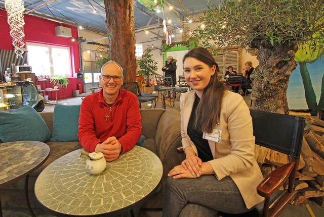 Das Café im Gebrauchtwarenhaus an der Kaiserstraße 23 in Velbert lädt zum Verweilen ein - Martin Sträßer nahm mit Lisa Lilienthal gerne Platz.