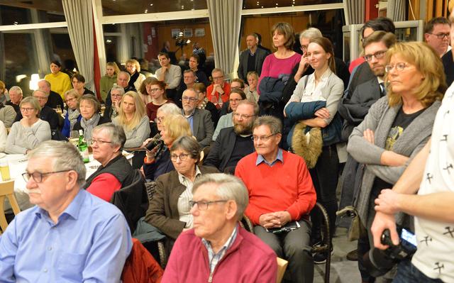 Weit über hundert Gäste drängelten sich in der Gastronomie des Tennisclubs Am Volkswald.
Foto: Bangert
