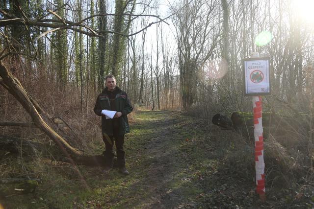 Stadtförster Dirk Basse informierte über die Hintergründe der Sperrung. Foto: Schulte