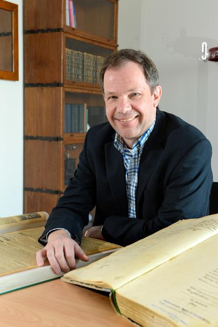 Der kommissarische Leiter des Stadtarchivs Jens Roepstorff. An seinem Arbeitsplatz im Haus der Stadtgeschichte an der Von-Graefe-Straße 37 kann man auf Zeitreisen gehen.