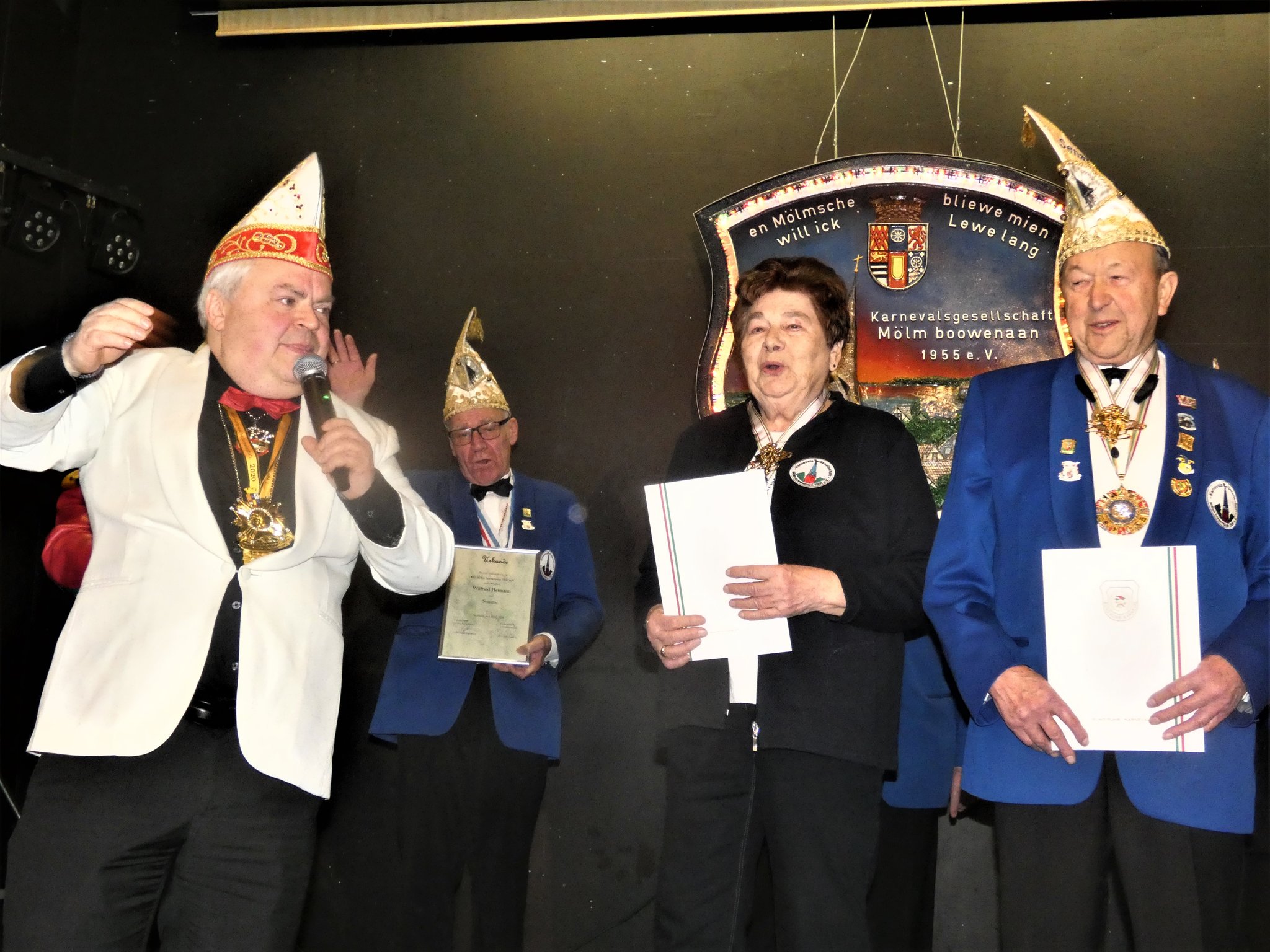 Karneval in Dümpten Mölm Boowenaan begeisterte Jecken im Pfarrsaal von