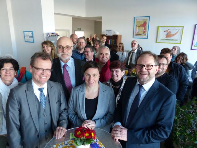 Nach dem geschafften Umzug: Das "Café Komm" ist seit März 2018 am Bahnhofsplatz in Dinslaken ansässig. Zur Eröffnung kamen viele Interessierte aus Politik, Verwaltung und der Öffentlichkeit.