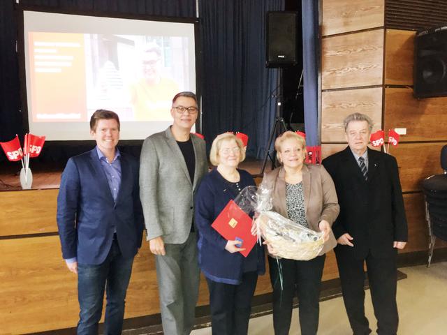 Dortmunds oberster Wirtschaftsförderer und SPD-OB-Kandidat Thomas Westphal (2.v.l.) ehrte Goldjubilarin Christine Kötzing (3.v.l.). U.a. gratulierten (v.l.) Schatzmeister Stefan Bromund, Ratsvertreterin Ulrike Matzanke und Bezirksvertreter Norbert Schlienkamp vom Ortsverein Scharnhorst.