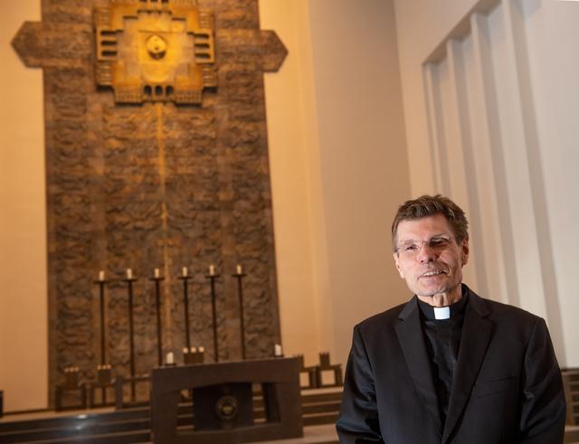 Stadtdechant Michael Janßen in seiner Pfarrkirche St. Mariae Geburt an der Althofstraße
