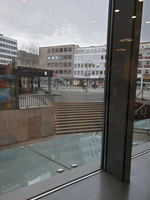 Viele Geschäfte haben heute geschlossen.