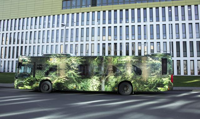 Der "Forest Bus" wird ab sofort auf allen Linien von Monheims Bahnen - wie hier im Gewerbegebiet Rheinpark - eingesetzt.
Foto: Embassy of Trees/Ellen Bornkessel