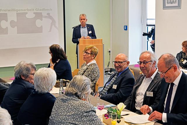 Netzwerk-Sprecher Norbert Dyhringer konnte für die Stadt Gladbeck erfreuliche Zahlen vermelden: Die Zahl der ehrenamtlich Engagierten, hierunter besonders Schülerinnen und Schüler, ist in den letzten Jahren deutlich angestiegen.