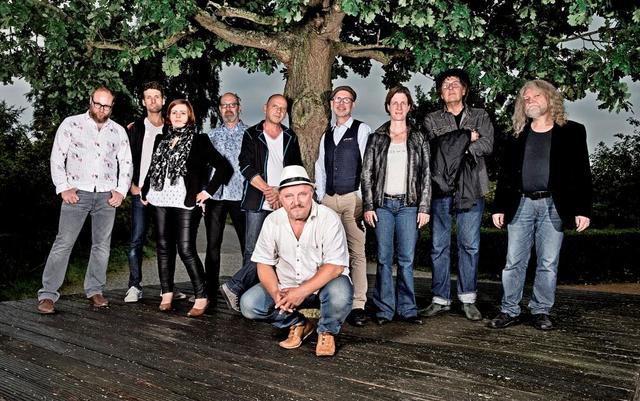 Das Inselorchester begleitet den Tatort-Schauspieler.