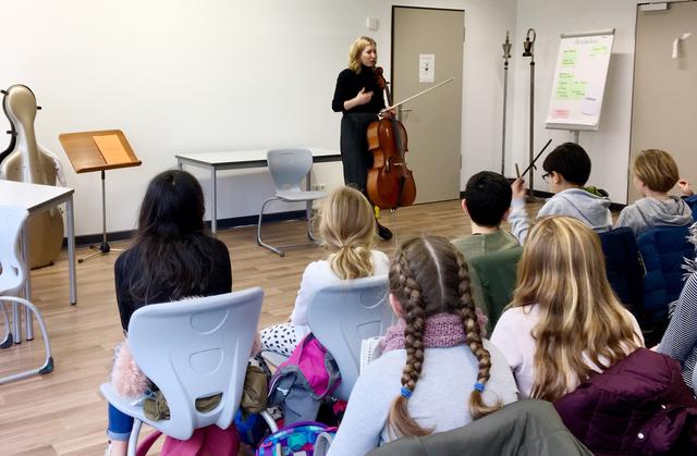 Anouchka Hack stellte sich gerne auch den vielen Fragen der jungen Musiker*innen vom Heisenberg-Gymnasium.