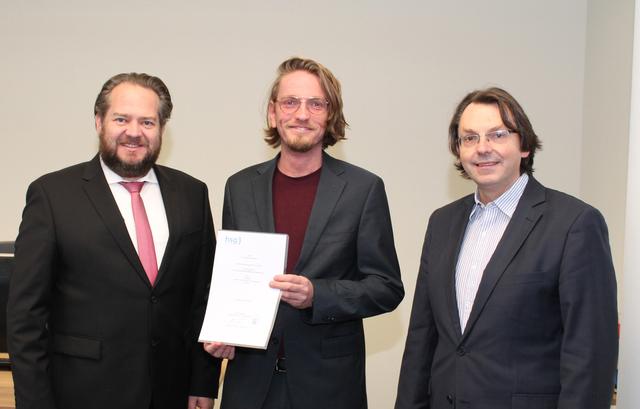 Aus den Händen von hsg-Präsident Prof. Dr. Christian Timmreck (im Bild links) erhielt Prof. Dr. Markus Wübbeler die Ernennungsurkunde im Beisein des Dekans des Departments für Pflegewissenschaft Prof. Dr. Markus Zimmermann (rechts im Bild).