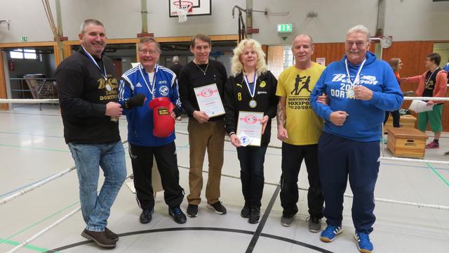 Nach der Aktion stellen sich zum Bild von links: Dieter Weinand, DIeter Schumann, Ex-Europameister Ernst Müller, Conny Dietz, Francesco Solimeo und Peter Piira.