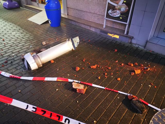 Das herabgestürzte Kaminrohr auf dem Gehweg.
