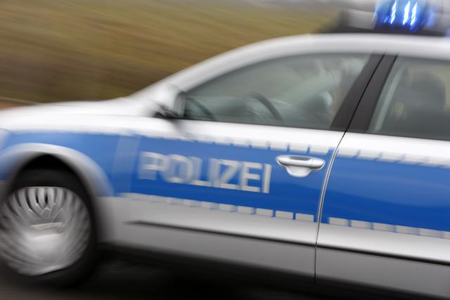 Nachdem sich eine 96-Jährige nach dem Einkauf von einer unbekannten Frau beim Beladen ihres Rollators helfen ließ, stellte die Seniorin fest, dass ihr Portmonee samt mehrerer Hundert Euro Bargeld verschwunden war. Jetzt sucht die Polizei nach der Unbekannten.