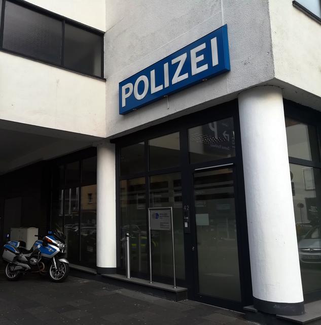 Wer Hinweise zum Täter geben kann, möge sich bei der Polizei in Hagen melden.