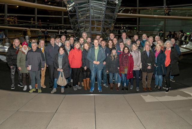Kai Gehring, Mitte vorn,Bundestagsabgeordneter und Sprecher für Forschung, Wissenschaft und Hochschule der Grünen im Bundestag, bot 40 Gästen ein politisch packend-berührendes Programm an.