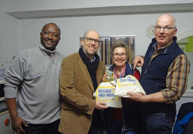 Jean-Marie Irakabaho, Helmut Pojunke, Angela und Andreas Mesch sind überzeugt: Ihr Geld trägt Früchte.